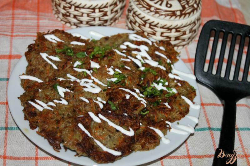 Фото приготовление рецепта: Картофельные драники с печеным баклажаном и чесноком шаг №6