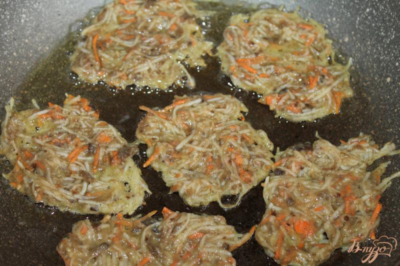 Фото приготовление рецепта: Картофельные драники с печеным баклажаном и чесноком шаг №5