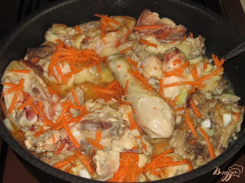 Фото приготовление рецепта: Рисовая каша с курицей и помидорами шаг №3