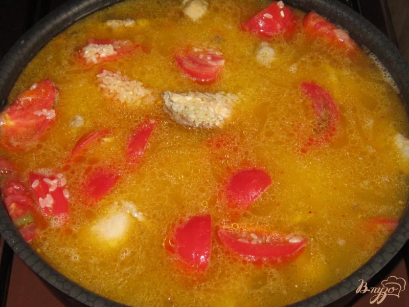 Фото приготовление рецепта: Рисовая каша с курицей и помидорами шаг №6
