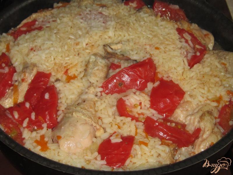 Фото приготовление рецепта: Рисовая каша с курицей и помидорами шаг №7