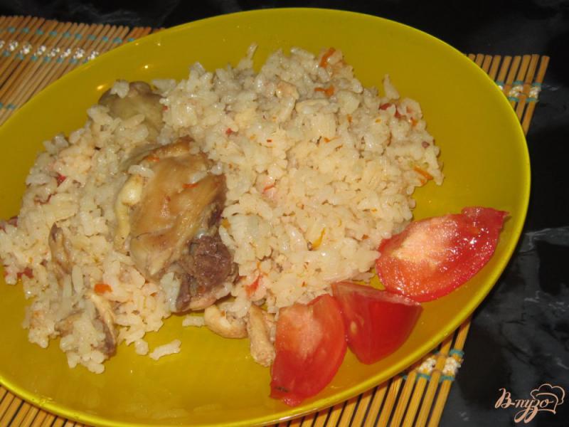 Фото приготовление рецепта: Рисовая каша с курицей и помидорами шаг №8