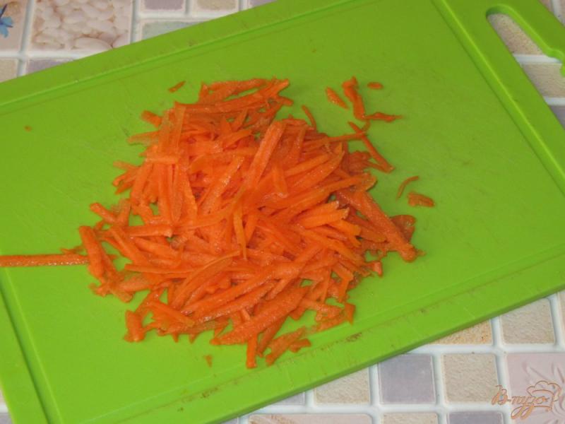 Фото приготовление рецепта: Сосиски в лаваше с маринованным луком и морковью шаг №3