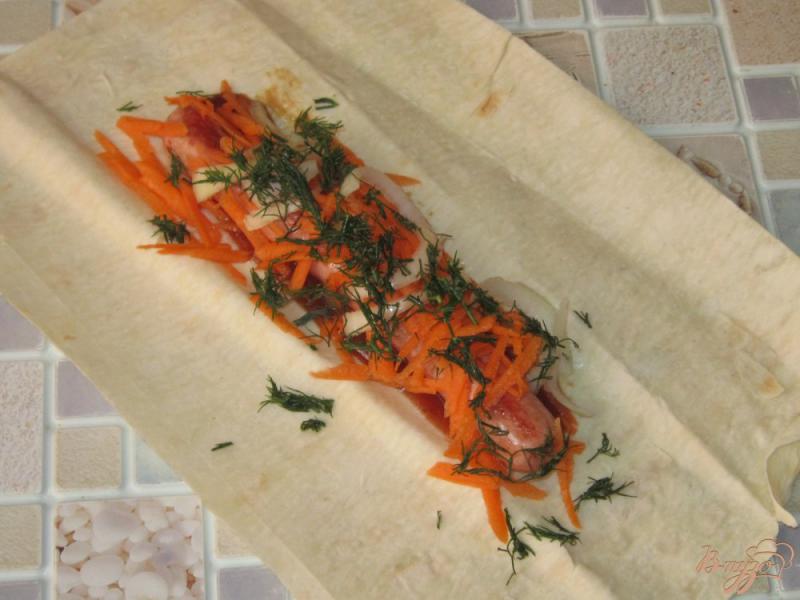 Фото приготовление рецепта: Сосиски в лаваше с маринованным луком и морковью шаг №6