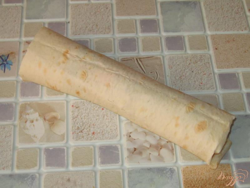 Фото приготовление рецепта: Сосиски в лаваше с маринованным луком и морковью шаг №7