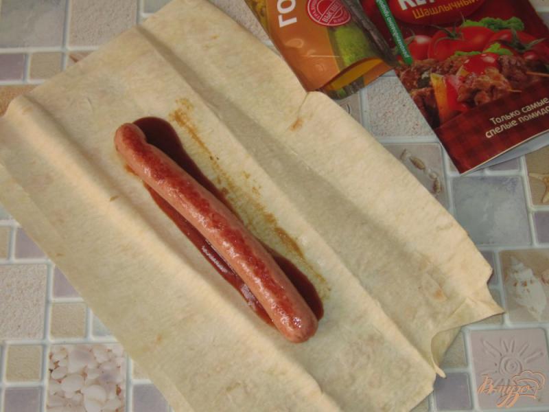 Фото приготовление рецепта: Сосиски в лаваше с маринованным луком и морковью шаг №5