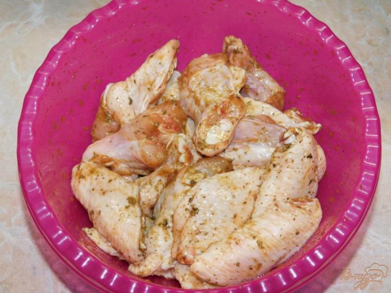 Фото приготовление рецепта: Крылышки в  маринаде из соевого соуса шаг №3