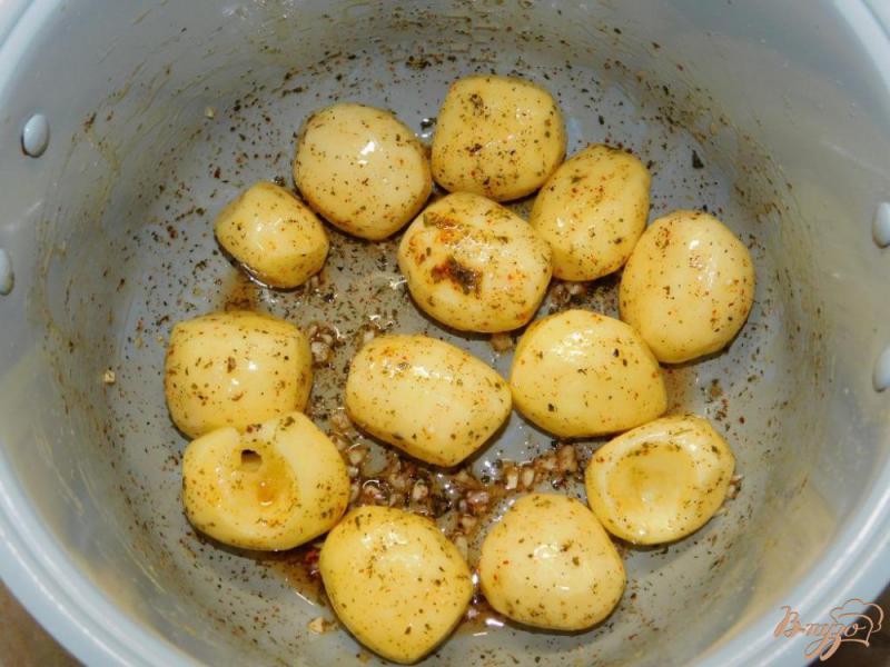 Фото приготовление рецепта: Картофель, запеченный  в мультиварке шаг №3