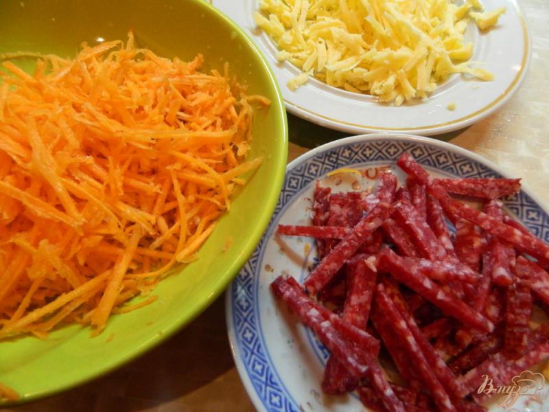 Фото приготовление рецепта: Салат из копченой колбасы, моркови с зернами граната шаг №1