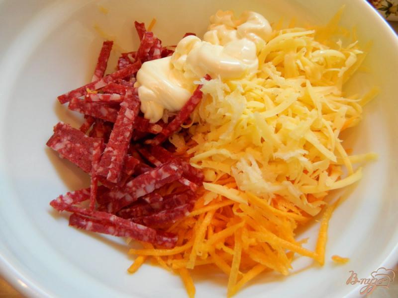 Фото приготовление рецепта: Салат из копченой колбасы, моркови с зернами граната шаг №2