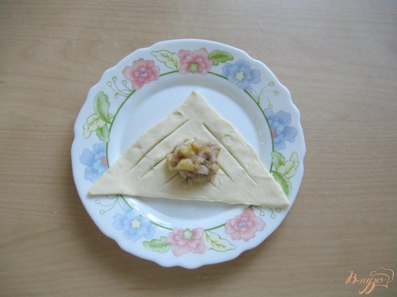 Фото приготовление рецепта: Печенье с яблоками и орехами из слоеного теста шаг №7