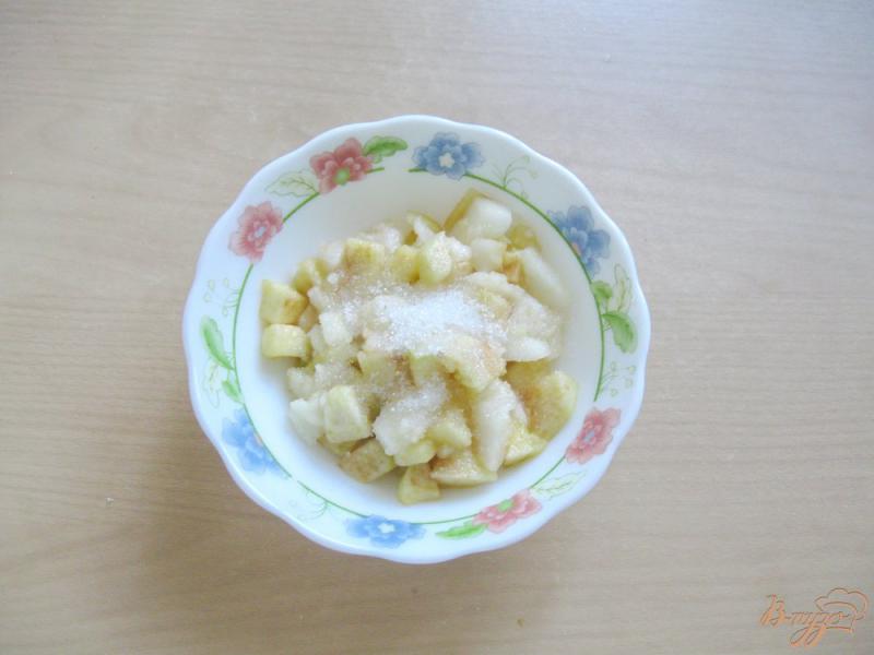 Фото приготовление рецепта: Печенье с яблоками и орехами из слоеного теста шаг №2