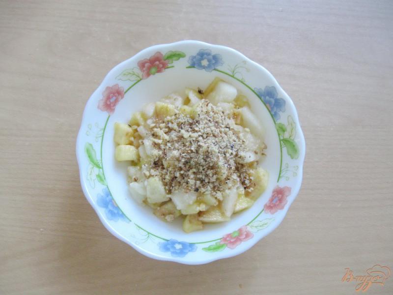 Фото приготовление рецепта: Печенье с яблоками и орехами из слоеного теста шаг №3