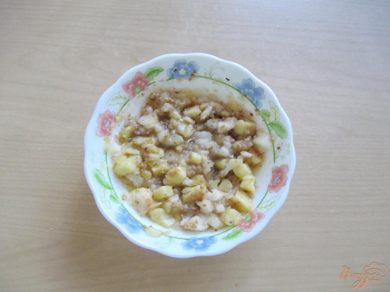 Фото приготовление рецепта: Печенье с яблоками и орехами из слоеного теста шаг №5
