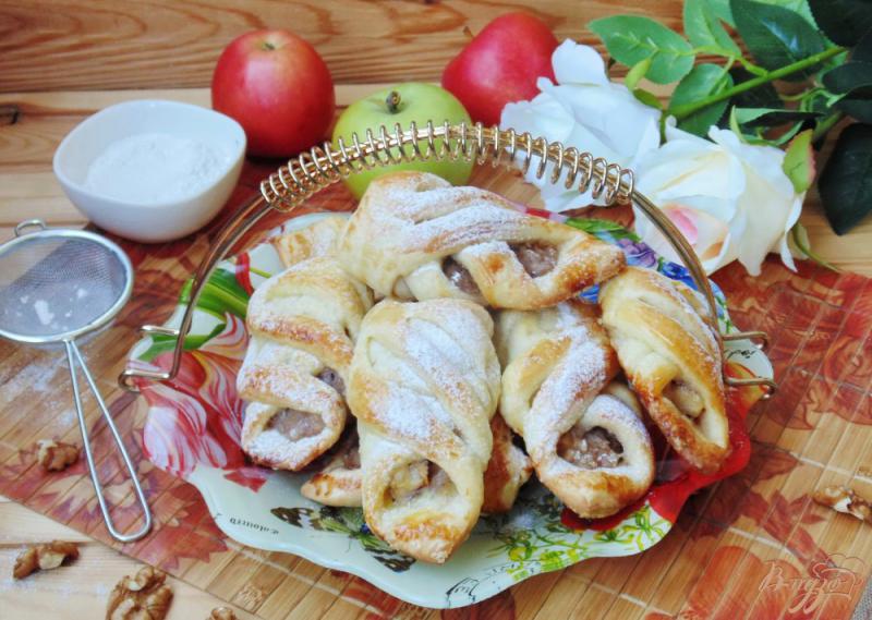 Фото приготовление рецепта: Печенье с яблоками и орехами из слоеного теста шаг №11
