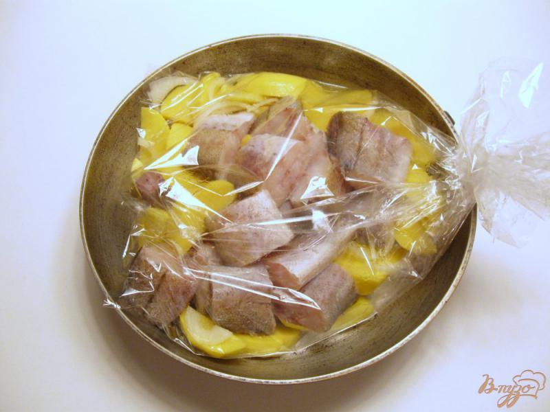 Фото приготовление рецепта: Минтай с картофелем в пакете для запекания. шаг №4