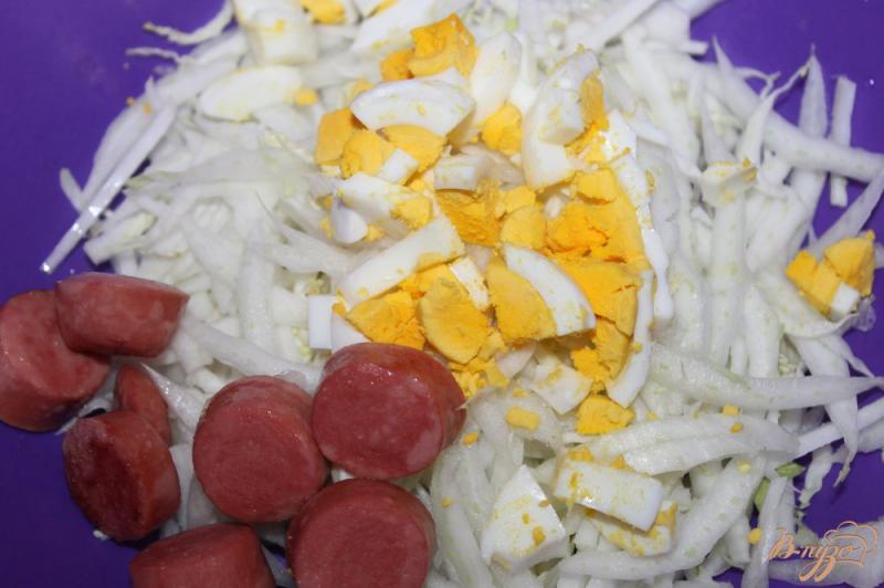 Фото приготовление рецепта: Салат с жареными сосисками, яйцом и пекинской капустой шаг №3
