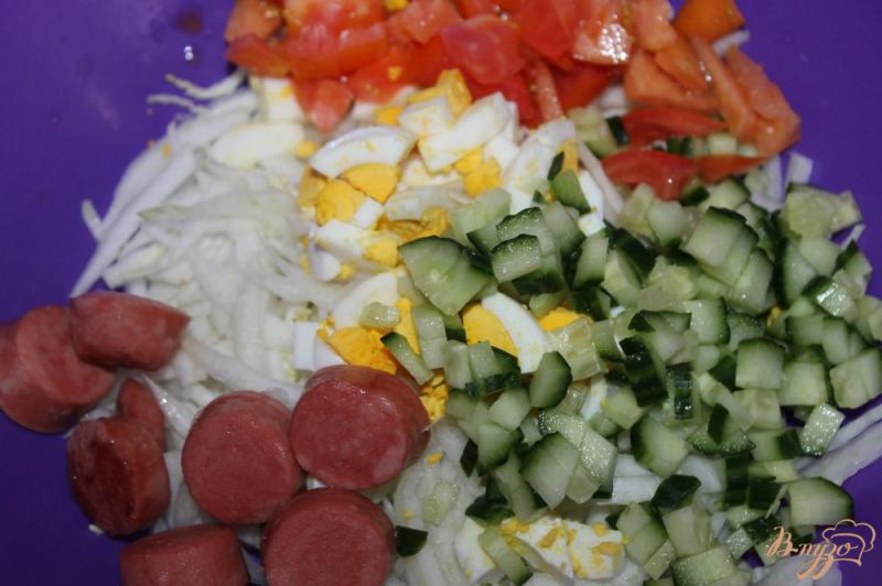 Фото приготовление рецепта: Салат с жареными сосисками, яйцом и пекинской капустой шаг №4