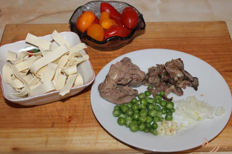 Фото приготовление рецепта: Макароны с куриной печенью и зеленым горошком шаг №1