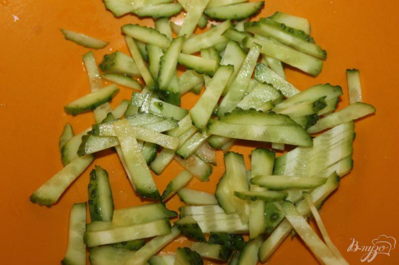 Фото приготовление рецепта: Салат с куриными желудками, маринованным луком и помидорами шаг №1