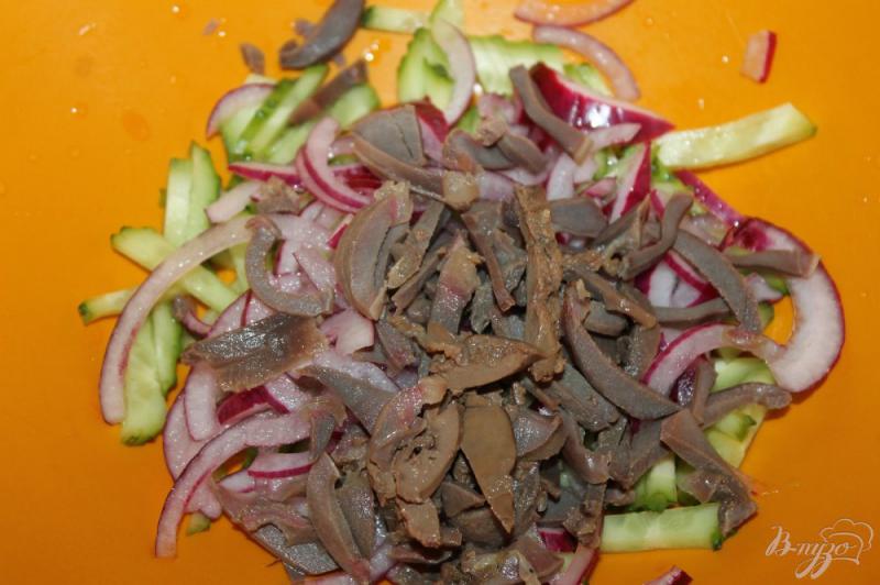 Фото приготовление рецепта: Салат с куриными желудками, маринованным луком и помидорами шаг №3