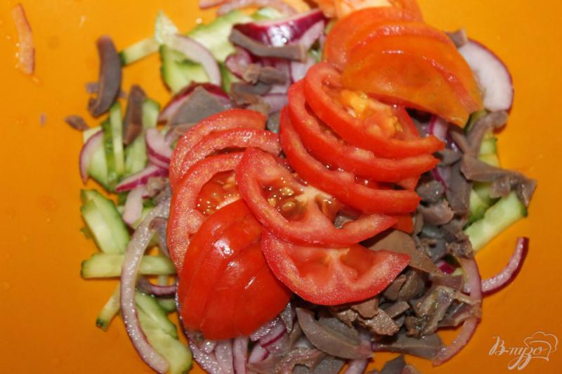 Фото приготовление рецепта: Салат с куриными желудками, маринованным луком и помидорами шаг №4