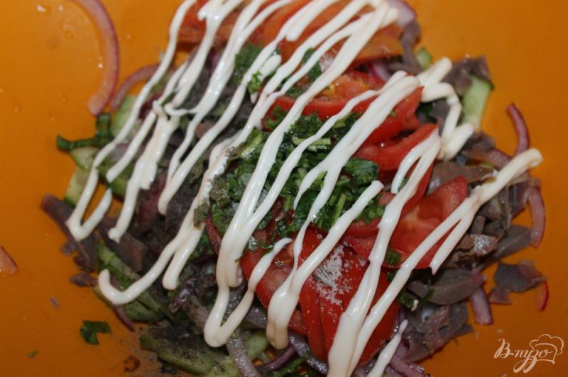 Фото приготовление рецепта: Салат с куриными желудками, маринованным луком и помидорами шаг №5