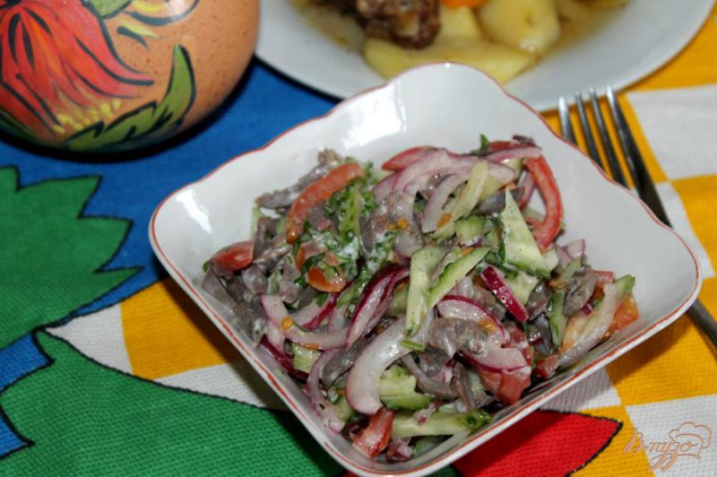 Фото приготовление рецепта: Салат с куриными желудками, маринованным луком и помидорами шаг №6