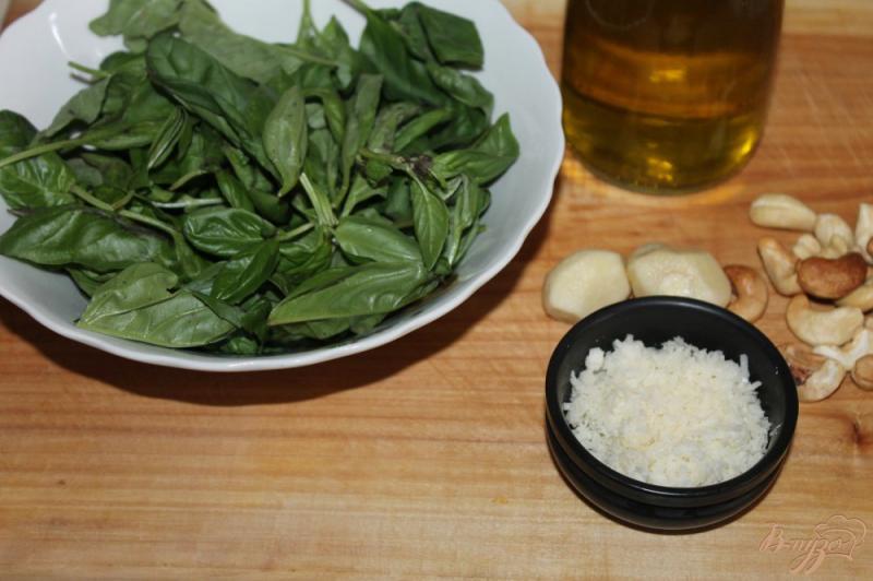 Фото приготовление рецепта: Базиликовый соус с кешью для заправки салатов шаг №1