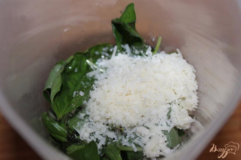 Фото приготовление рецепта: Базиликовый соус с кешью для заправки салатов шаг №3