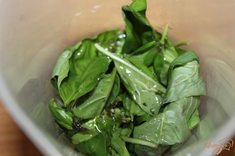 Фото приготовление рецепта: Базиликовый соус с кешью для заправки салатов шаг №2
