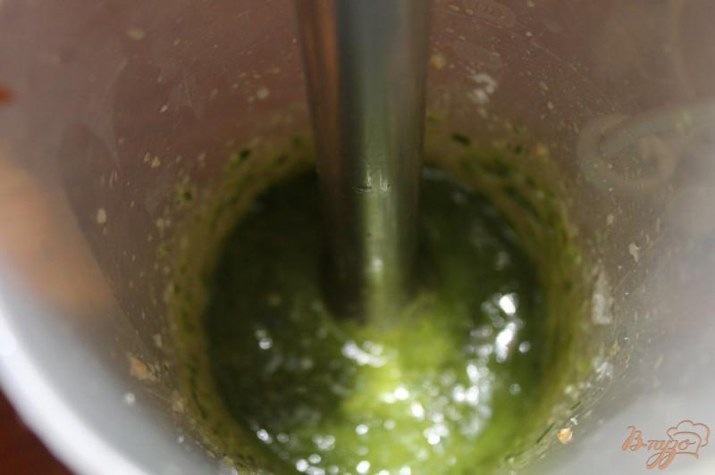 Фото приготовление рецепта: Базиликовый соус с кешью для заправки салатов шаг №5