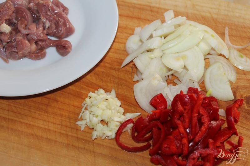 Фото приготовление рецепта: Тушеное утиное мясо с перцем в томатном соусе шаг №1