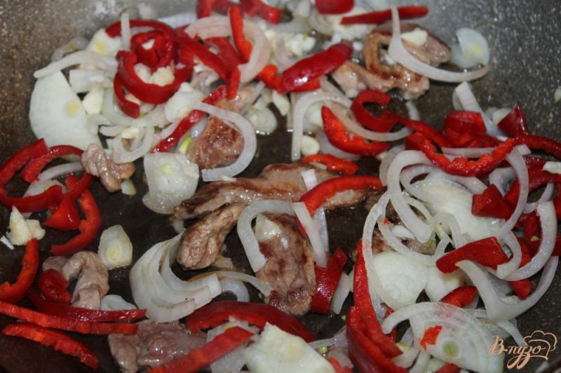 Фото приготовление рецепта: Тушеное утиное мясо с перцем в томатном соусе шаг №3