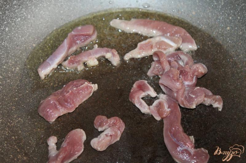 Фото приготовление рецепта: Тушеное утиное мясо с перцем в томатном соусе шаг №2