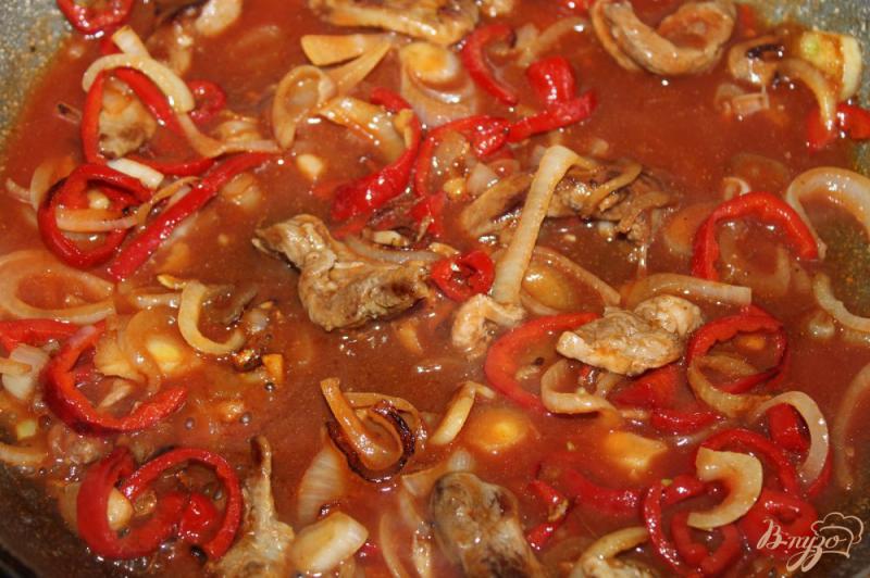 Фото приготовление рецепта: Тушеное утиное мясо с перцем в томатном соусе шаг №4