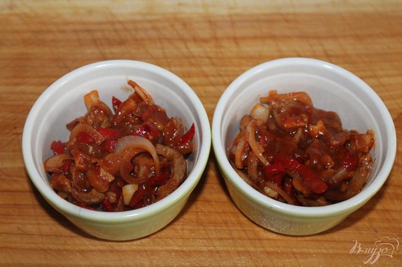 Фото приготовление рецепта: Тушеное утиное мясо с перцем в томатном соусе шаг №5