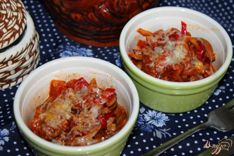 Фото приготовление рецепта: Тушеное утиное мясо с перцем в томатном соусе шаг №7