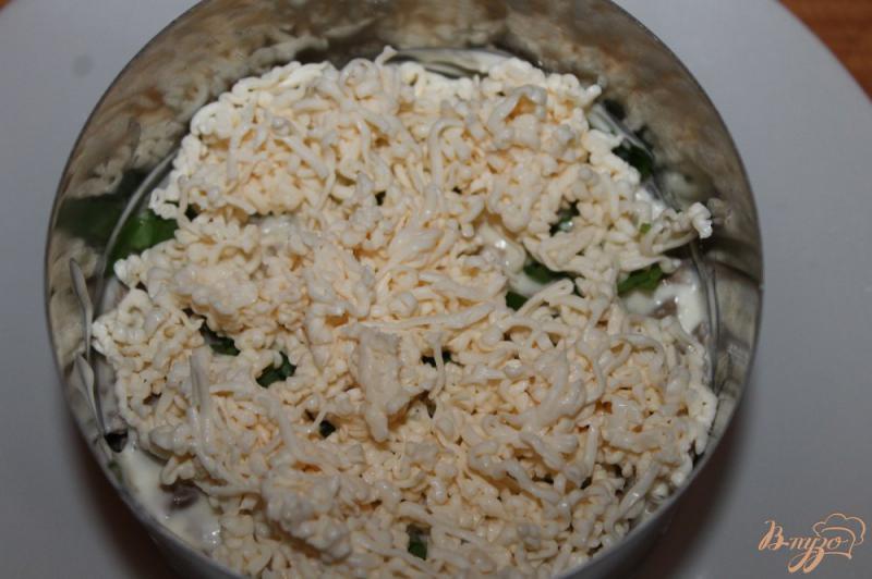Фото приготовление рецепта: Слоеный салат с печенью, плавленым сыром и яйцом шаг №5