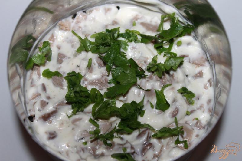 Фото приготовление рецепта: Слоеный салат с печенью, плавленым сыром и яйцом шаг №4
