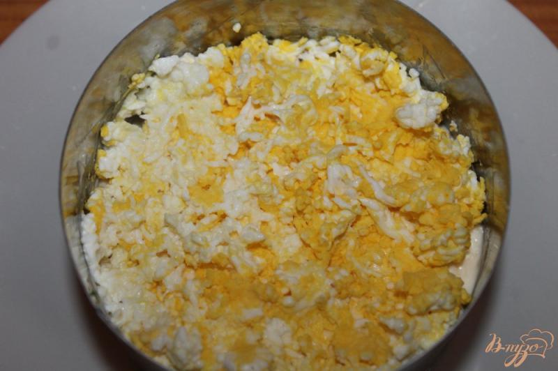Фото приготовление рецепта: Слоеный салат с печенью, плавленым сыром и яйцом шаг №6