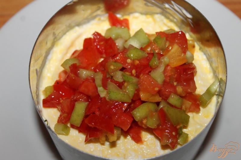 Фото приготовление рецепта: Слоеный салат с печенью, плавленым сыром и яйцом шаг №7