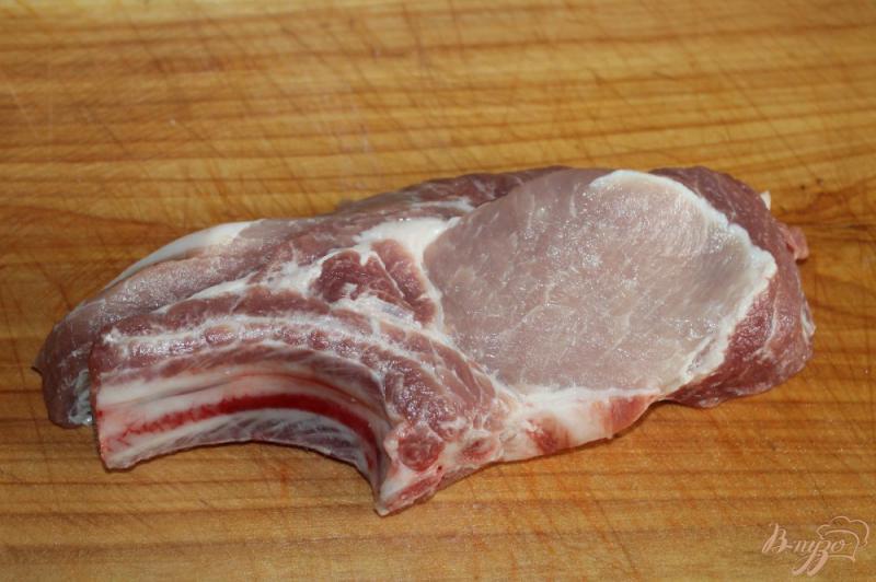 Фото приготовление рецепта: Свиной стейк на косточке маринованный в ароматном масле с чесноком шаг №1