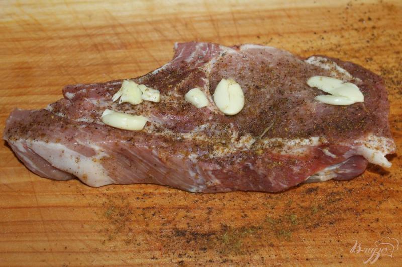 Фото приготовление рецепта: Свиной стейк на косточке маринованный в ароматном масле с чесноком шаг №2