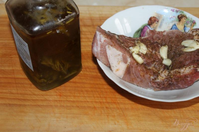 Фото приготовление рецепта: Свиной стейк на косточке маринованный в ароматном масле с чесноком шаг №3