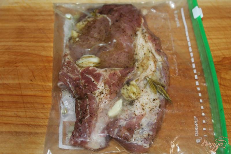 Фото приготовление рецепта: Свиной стейк на косточке маринованный в ароматном масле с чесноком шаг №4