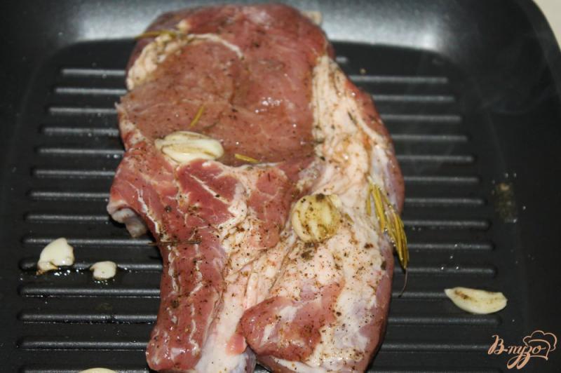 Фото приготовление рецепта: Свиной стейк на косточке маринованный в ароматном масле с чесноком шаг №5