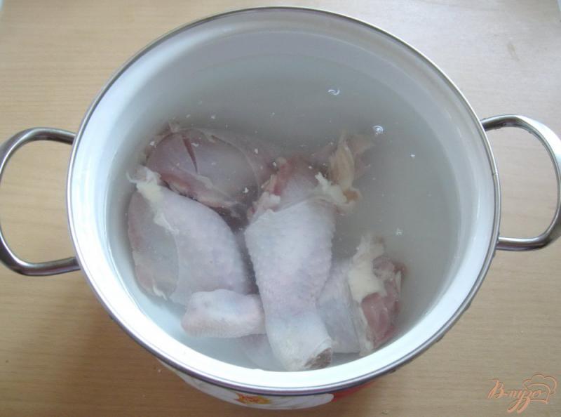 Фото приготовление рецепта: Суп с галушками из отварной курицы шаг №2