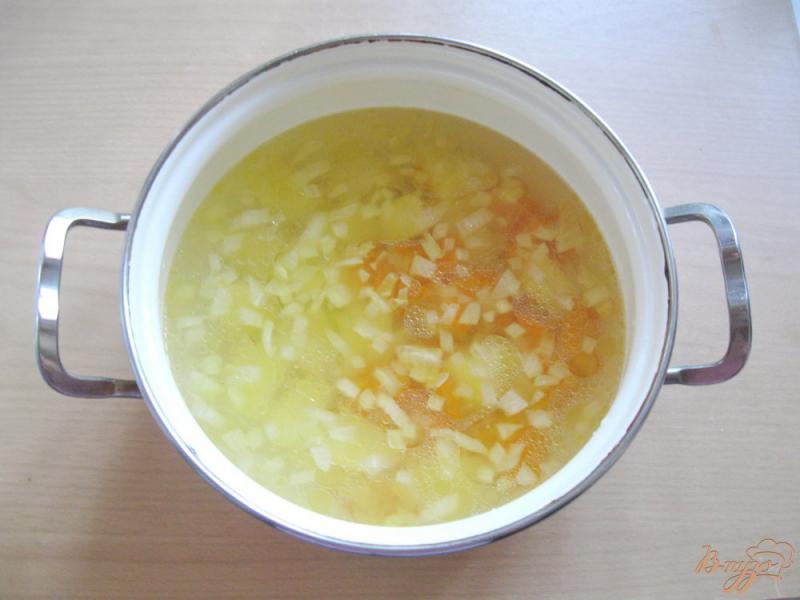 Фото приготовление рецепта: Суп с галушками из отварной курицы шаг №6