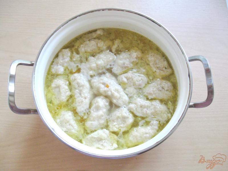 Фото приготовление рецепта: Суп с галушками из отварной курицы шаг №13